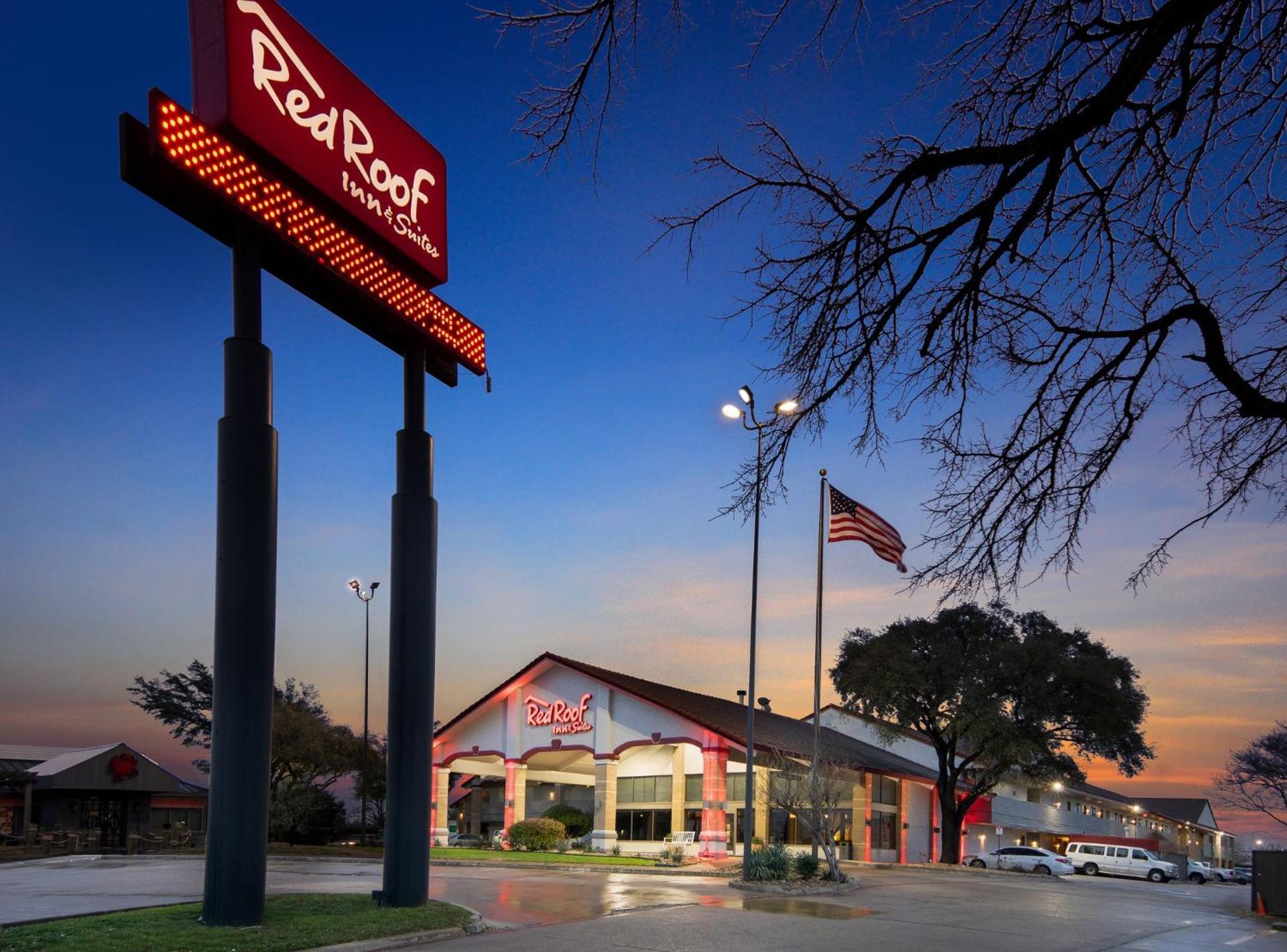 Red Roof Inn & Suites Irving - Dfw Airport South Exterior photo