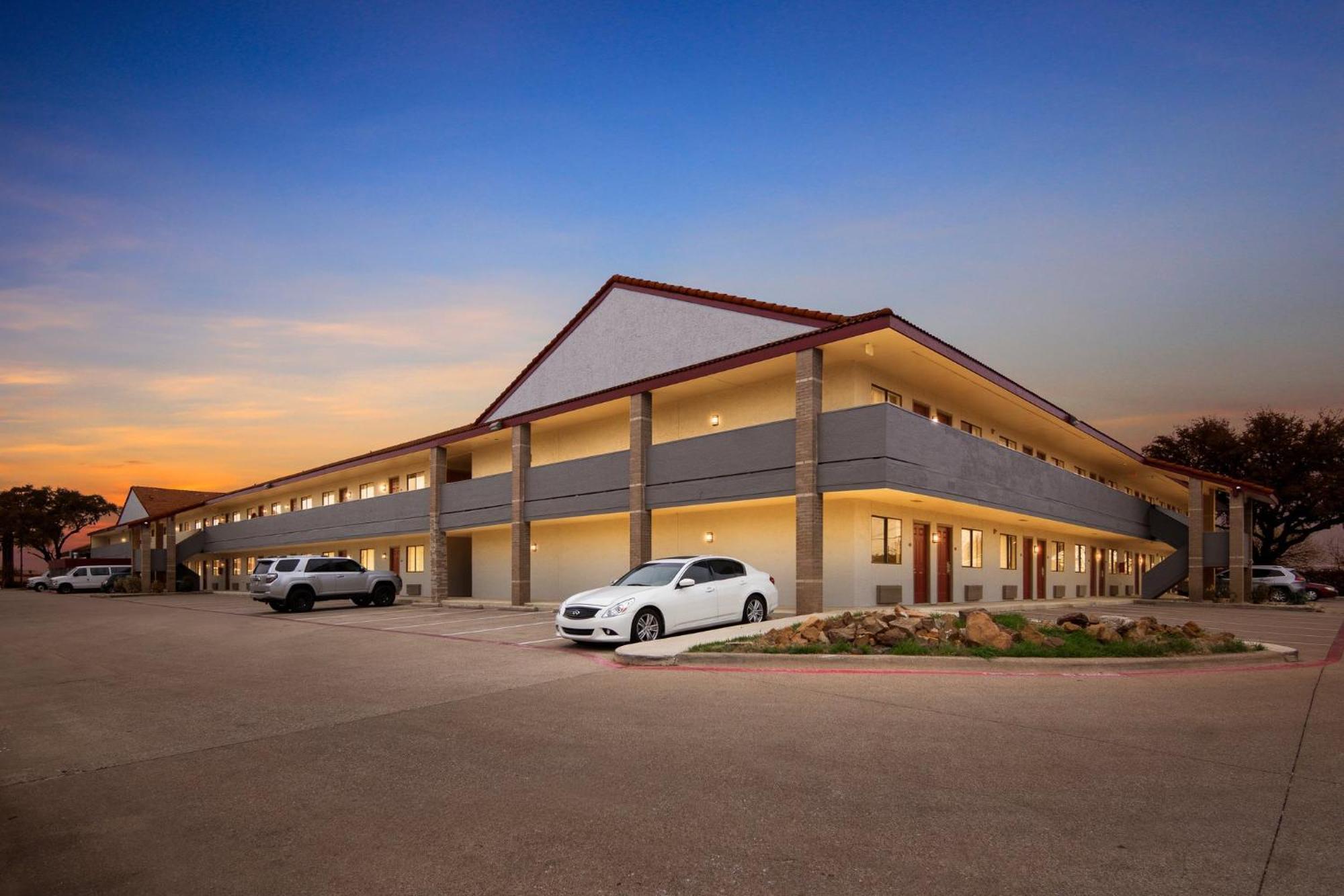 Red Roof Inn & Suites Irving - Dfw Airport South Exterior photo