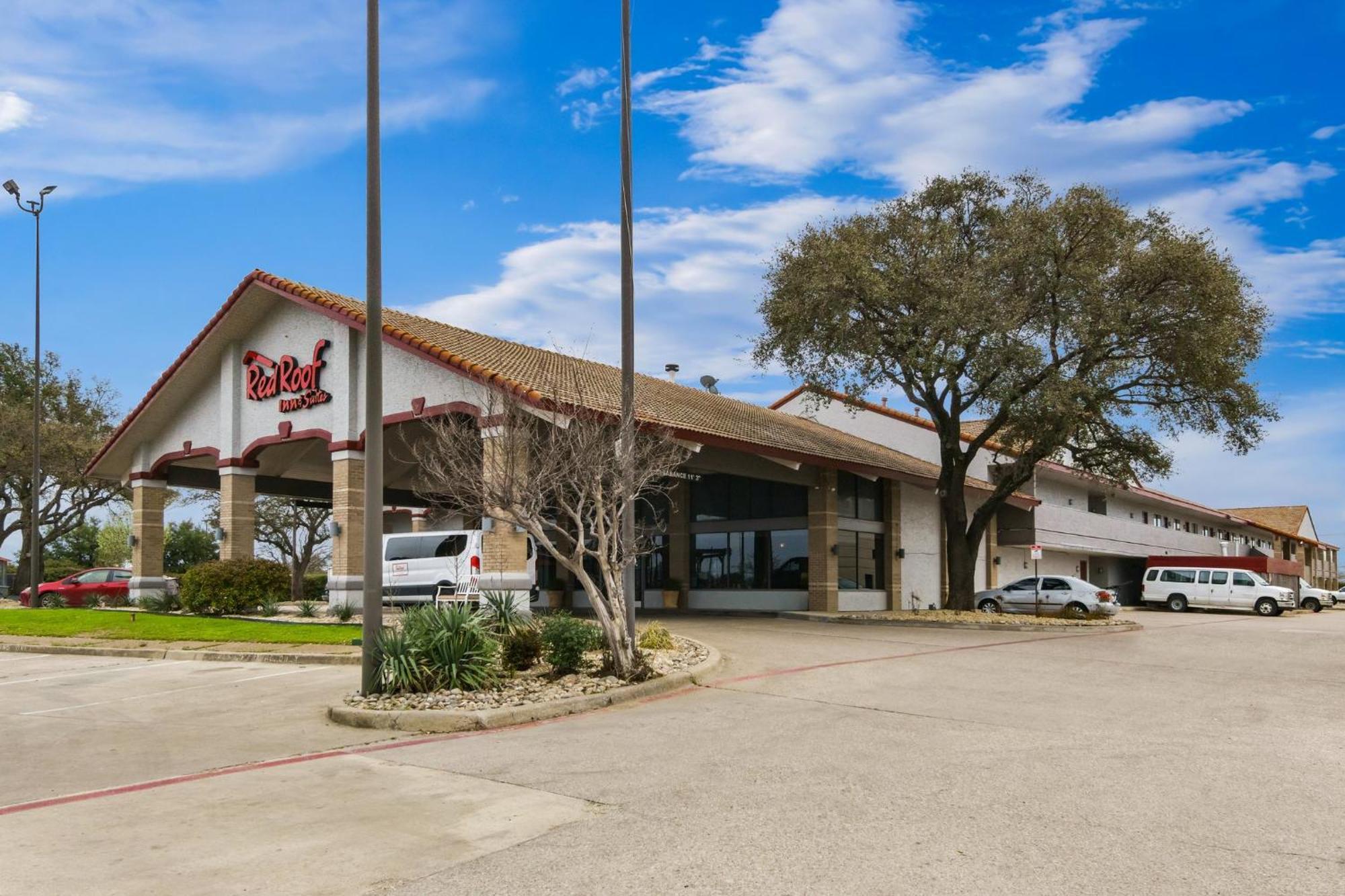 Red Roof Inn & Suites Irving - Dfw Airport South Exterior photo