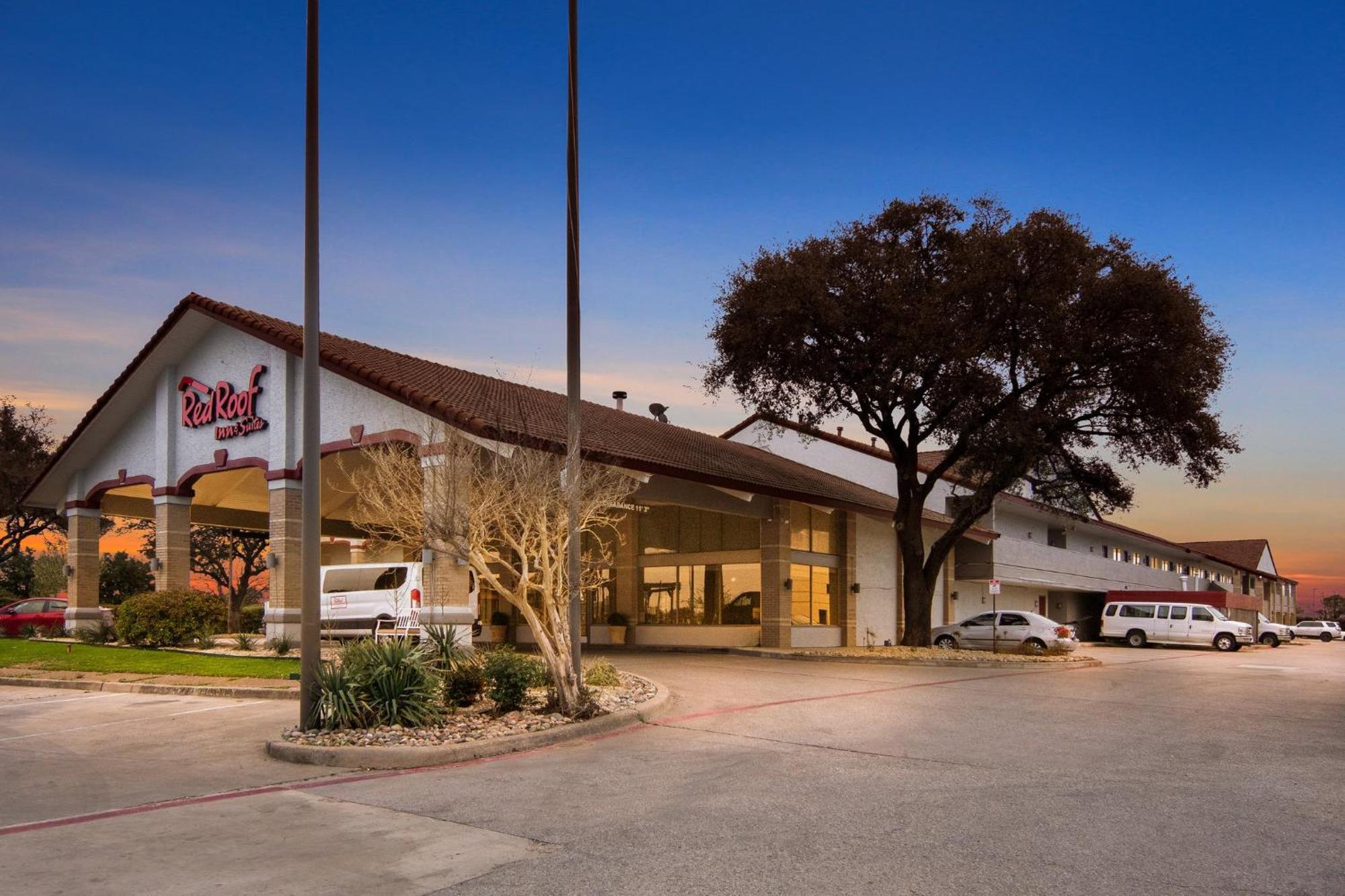 Red Roof Inn & Suites Irving - Dfw Airport South Exterior photo