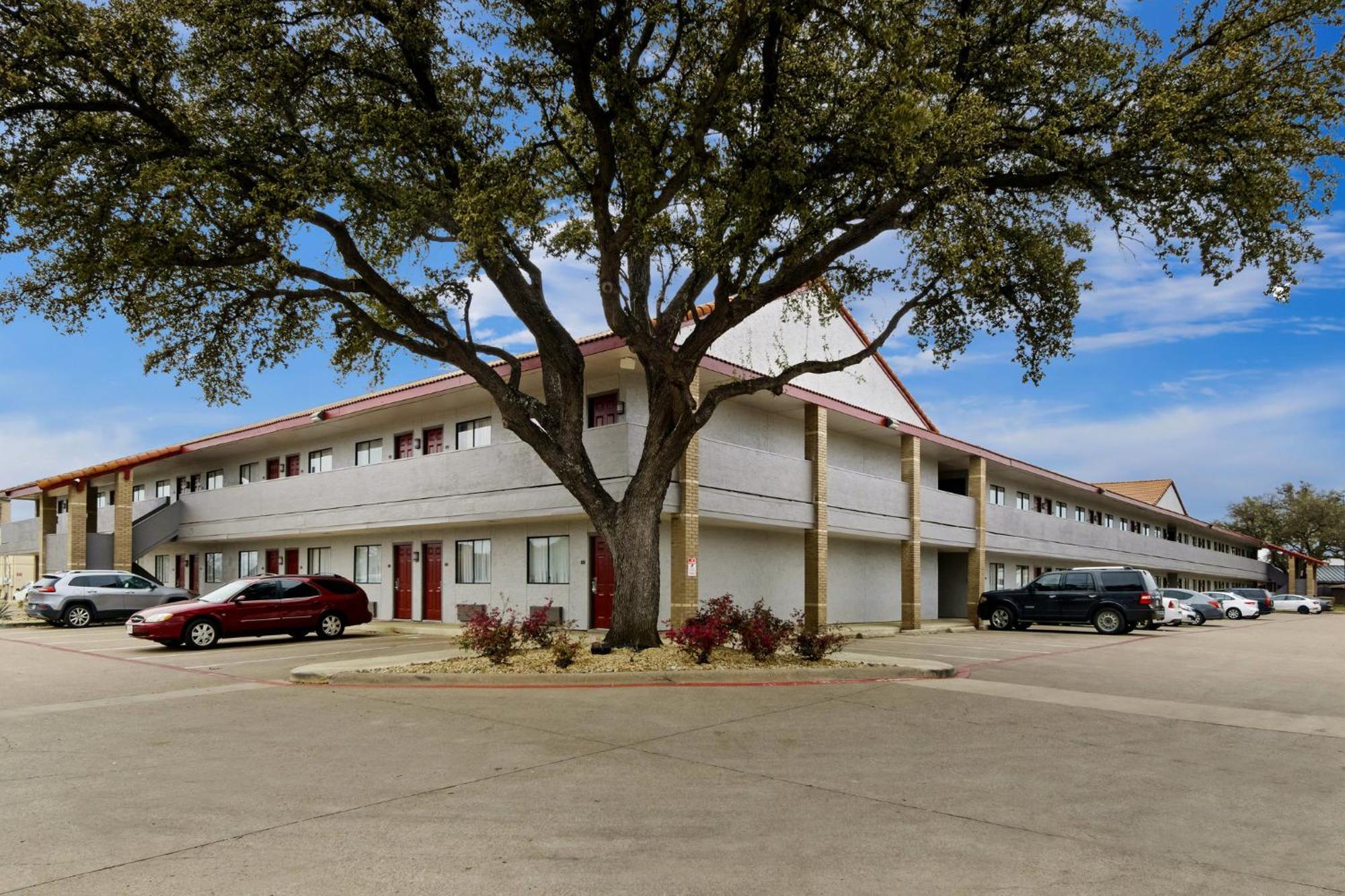 Red Roof Inn & Suites Irving - Dfw Airport South Exterior photo